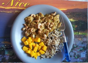 Currykycklinggryta med råris/vildris, färska mangotärningar och cashewnötter