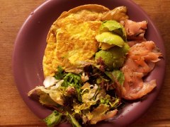 Omelett med lax, sallad, avokado och stark senap