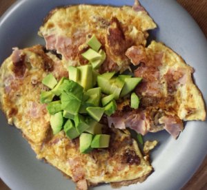 Omelett med hackad skinka och tärnad avokado. Passar lika bra till frukost som kvällsmat!
