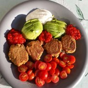 falafel med avokado tomater ajvar och yoghurt