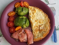 omelett med gravad lax avokado och tomat