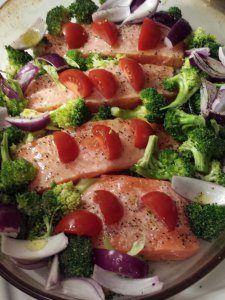 Lax med broccoli rödlök och tomat